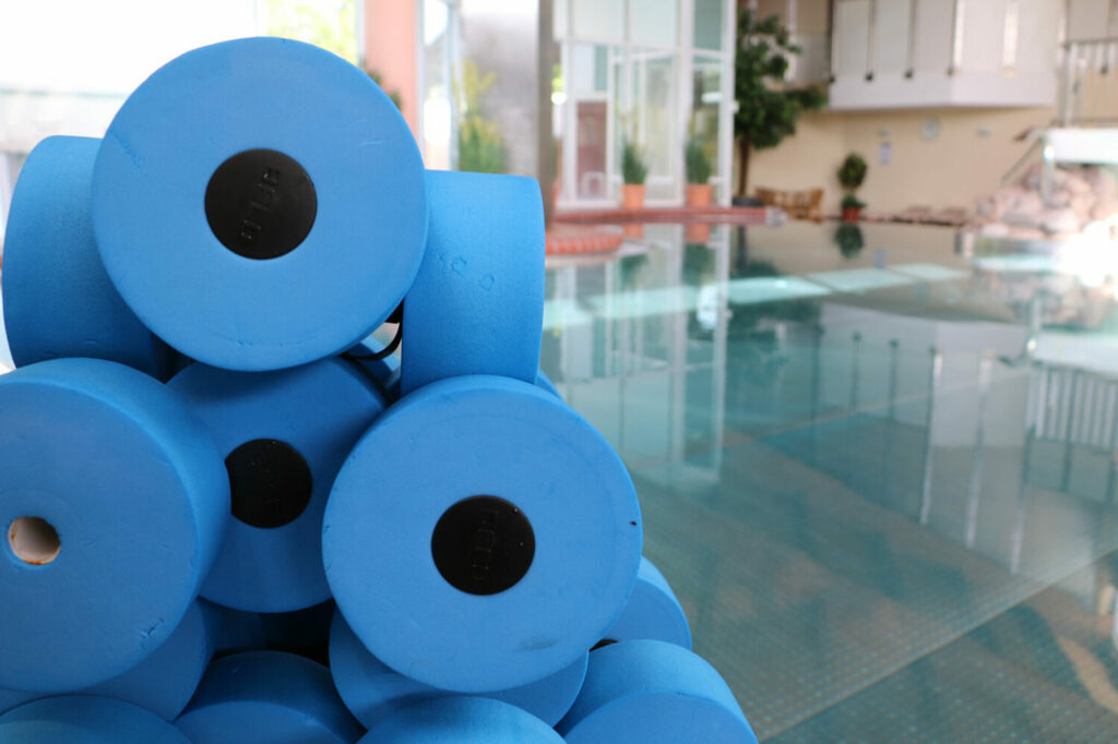Blaue Schwimmhilfen am Lehrschwimmbecken