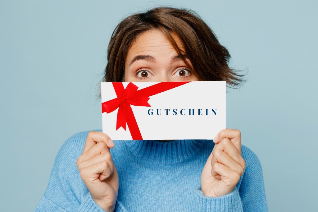 Frau hält Gutschein in der Hand